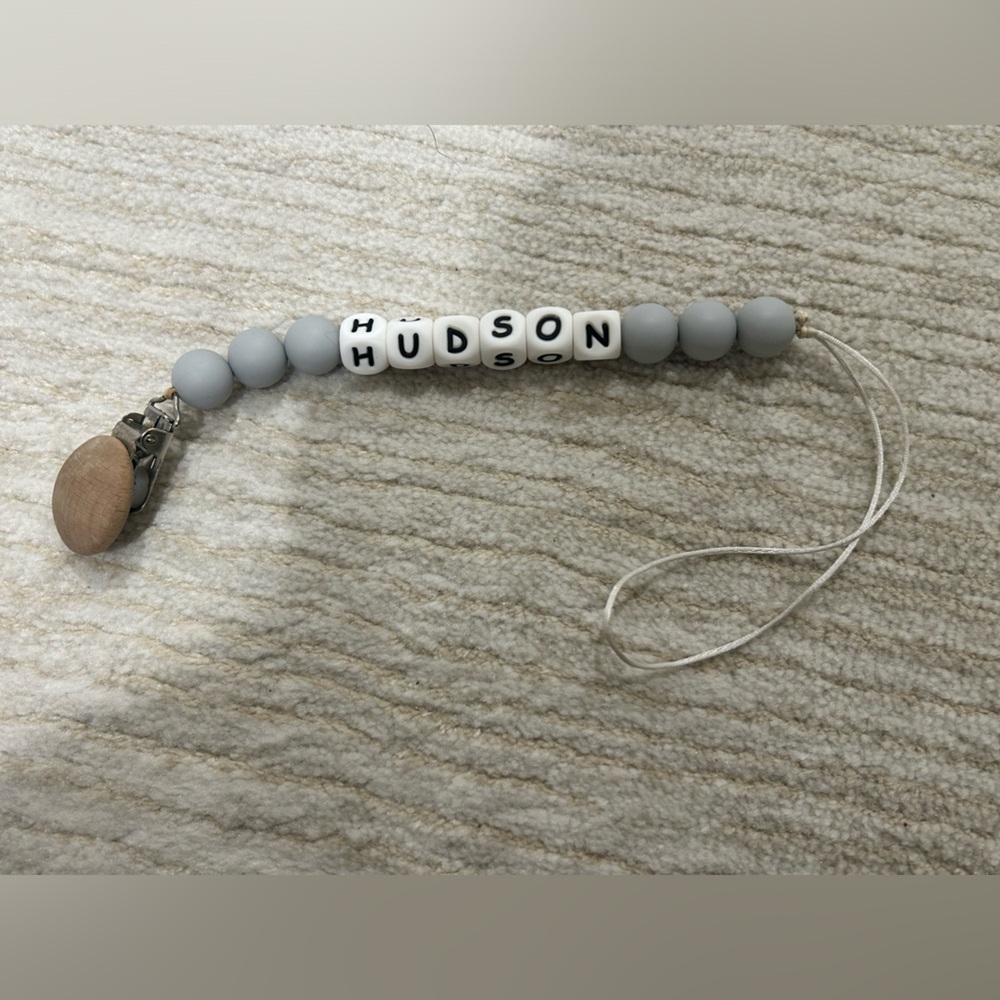 "Hudson" teether paci clip